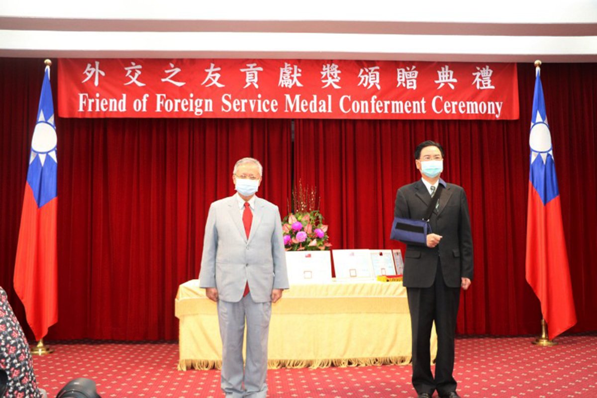 中國醫藥大學林昭庚講座教授榮膺中國醫藥研究發展基金會董事長 3 林昭庚教授榮獲今年外交部頒發「外交之友貢獻獎」表揚