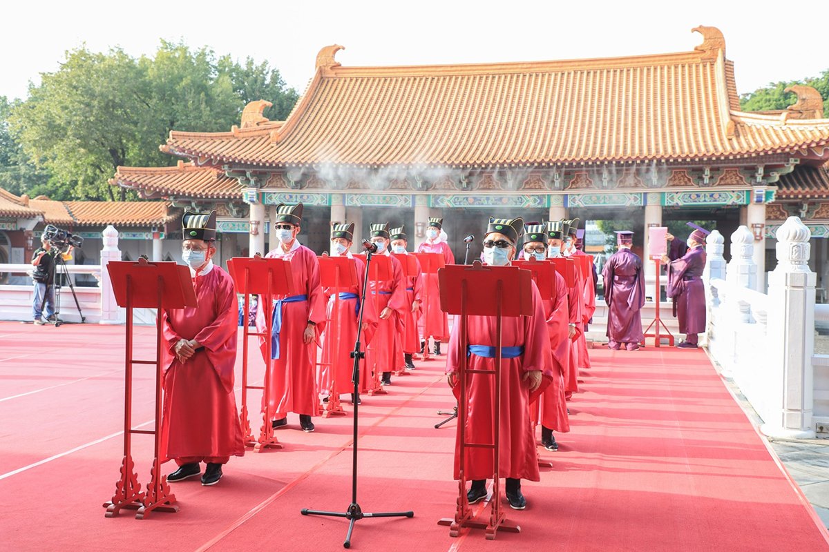 臺中市祭孔大典線上直播 副市長黃國榮任正獻官循古禮表敬意 1 獻官依隨樂生演奏-咸和之曲-及-寧和之曲-樂曲-遵行古禮進行34道儀程