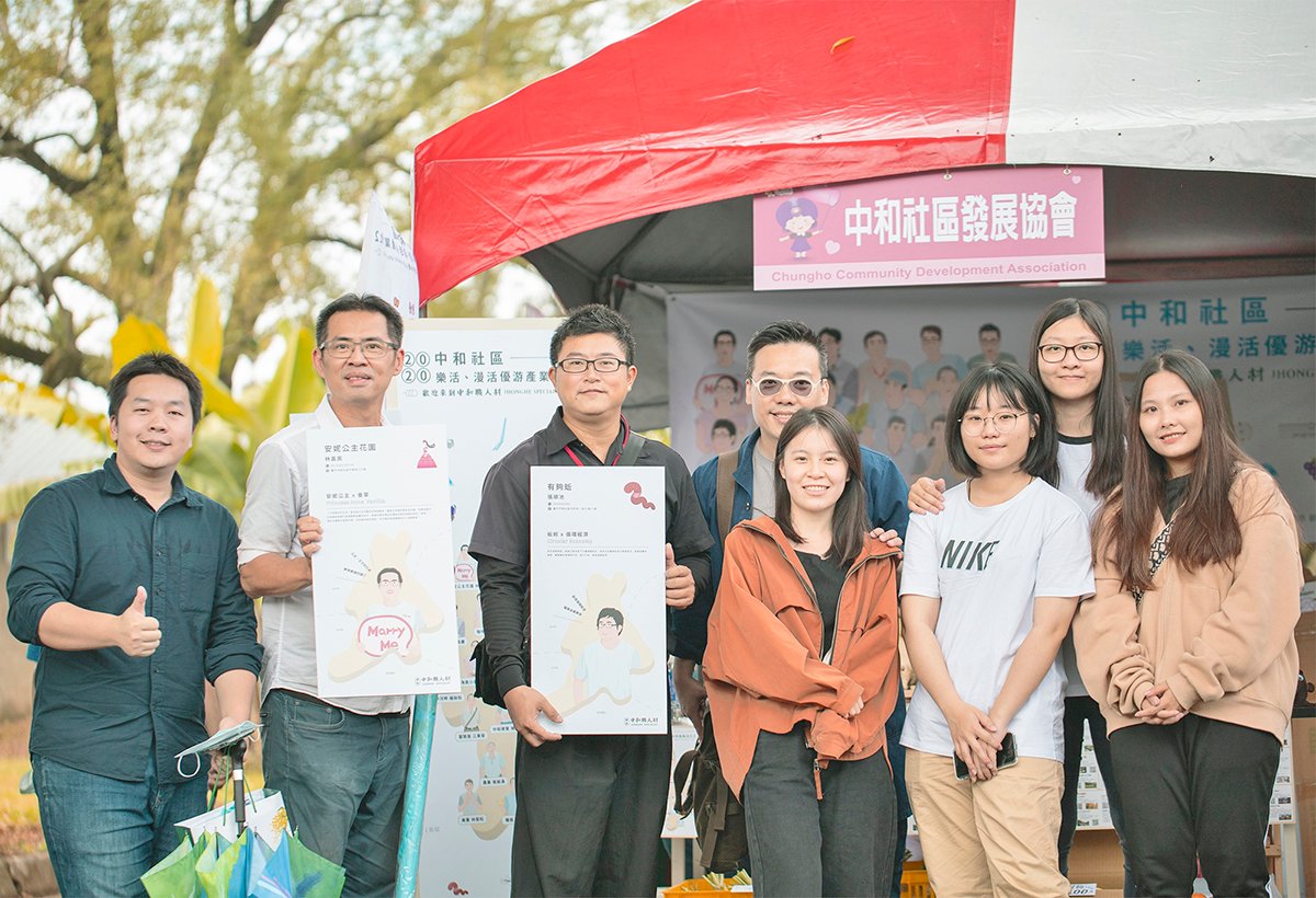 嶺東科大USR助地方創生 優遊台中串起新社中和職人村 1 視傳系宋思明老師與團隊協助新社中和社區參加台中市花海節