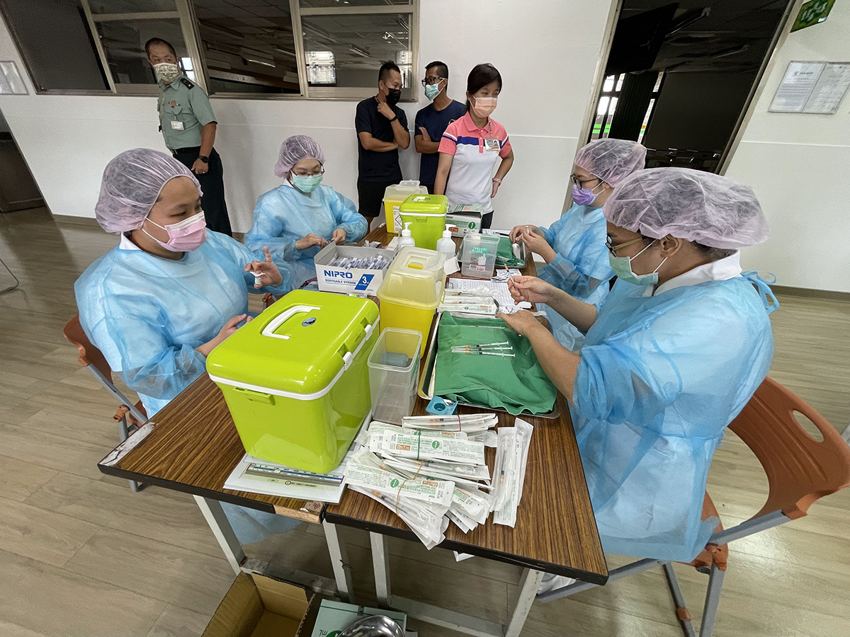 臺中慈濟醫院特地安排四位護理師，負責疫苗稀釋以及疫苗抽取工作，確保疫苗品質。