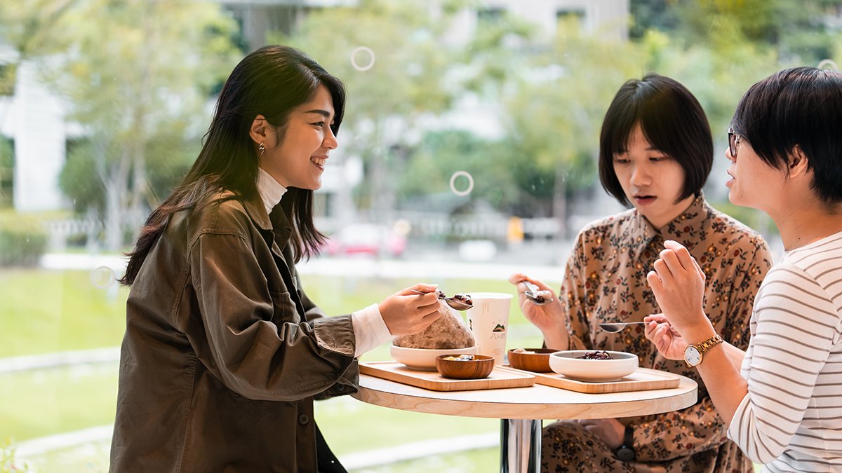 三五好友姊妹淘，相聚八時神仙草，在綠地窗景品味甜點（攝影：黃少廷）