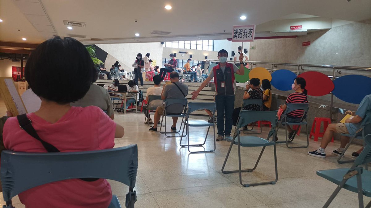 施打率再提升!台中市新冠疫苗第一劑涵蓋率逾6成 2 台中市採分流方式接種疫苗,AZ疫苗於台中市約384家合約診所,BNT於台中市39家合約醫院、40處快打站及6家衛生所提供接種服務。