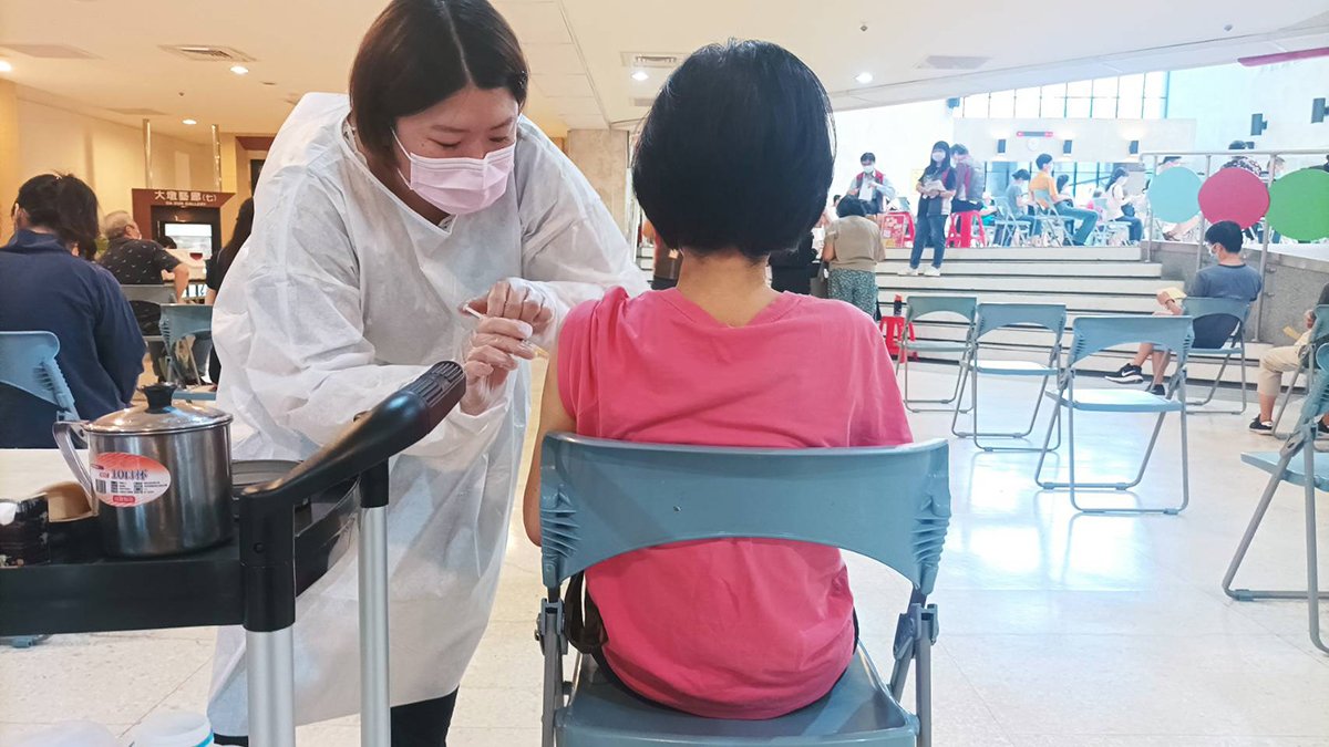 施打率再提升!台中市新冠疫苗第一劑涵蓋率逾6成 1 衛生局指出,為提供民眾更好服務,市府團隊積極規劃,第11期新冠疫苗今日開打,台中市將開設40處快打站民眾預約接種