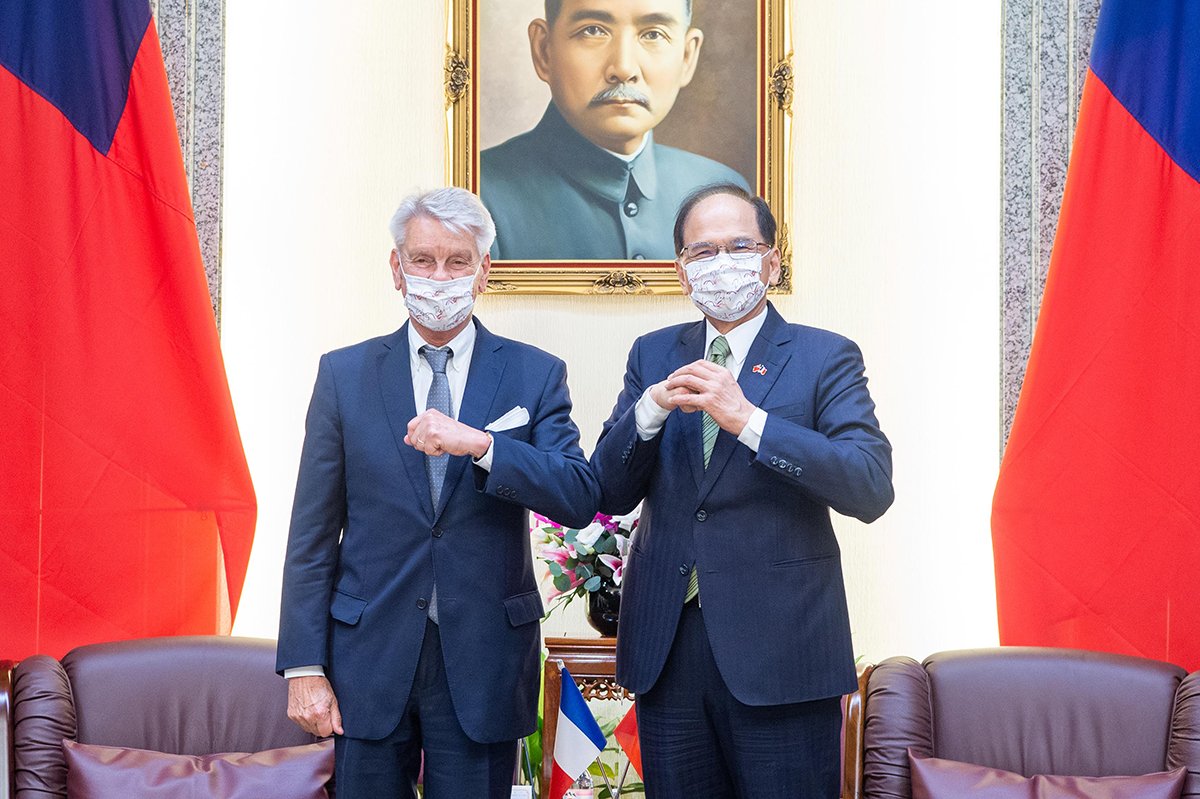 游錫堃接見法國參議院友台小組李察主席一行5人 2 File 19730471