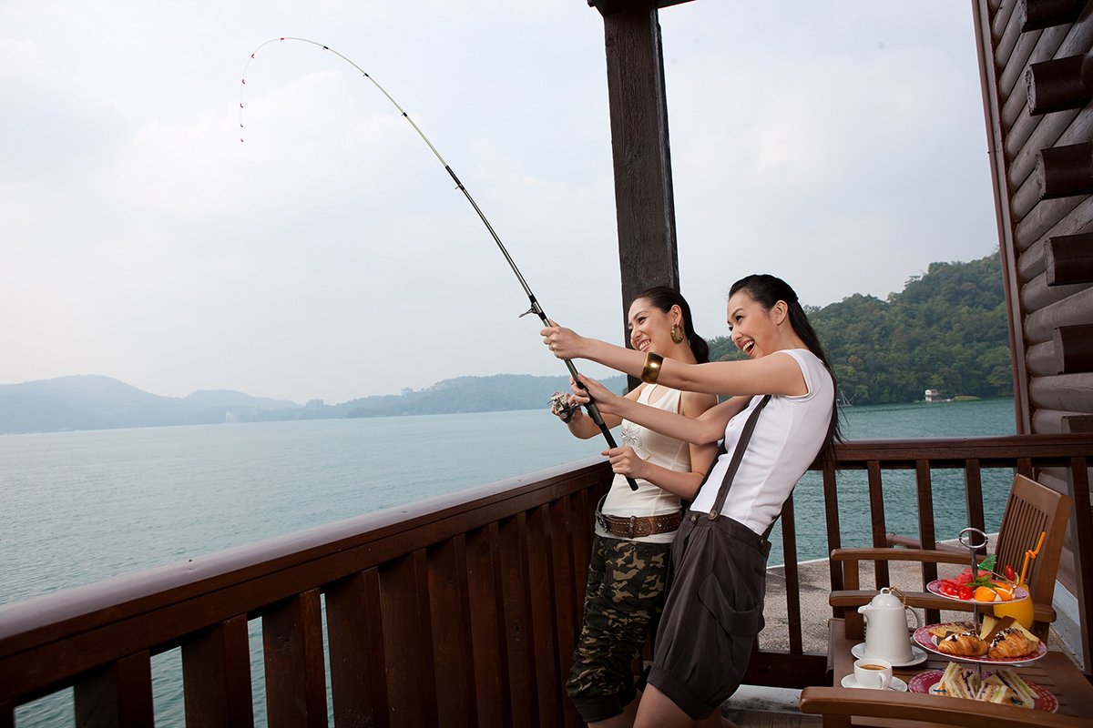 圖說 力麗儷山林的湖景釣魚房 飯店提供釣魚設備提供房客在陽台垂釣 還可請主廚代為烹煮