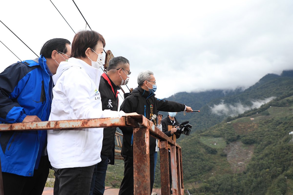 環山部落南湖溪吊橋明年動工 盧秀燕:居民、貨物通行更安全 1 台中市政府建設局啟動吊橋新建設計規劃 預計明年開工 市長盧秀燕今 12 日前往視察