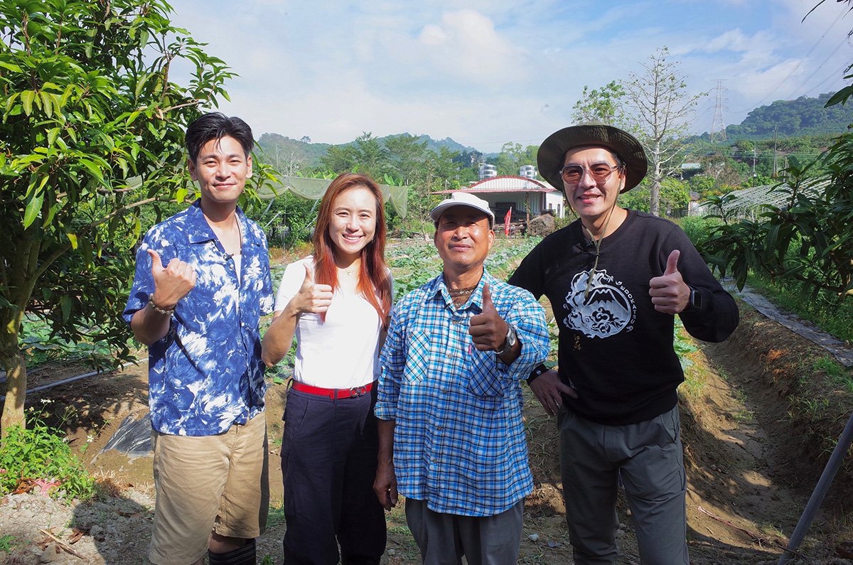 台南觀旅局長郭貞慧與王傳一、楊子儀及龜丹體驗農園主人水哥合照（東森提供）