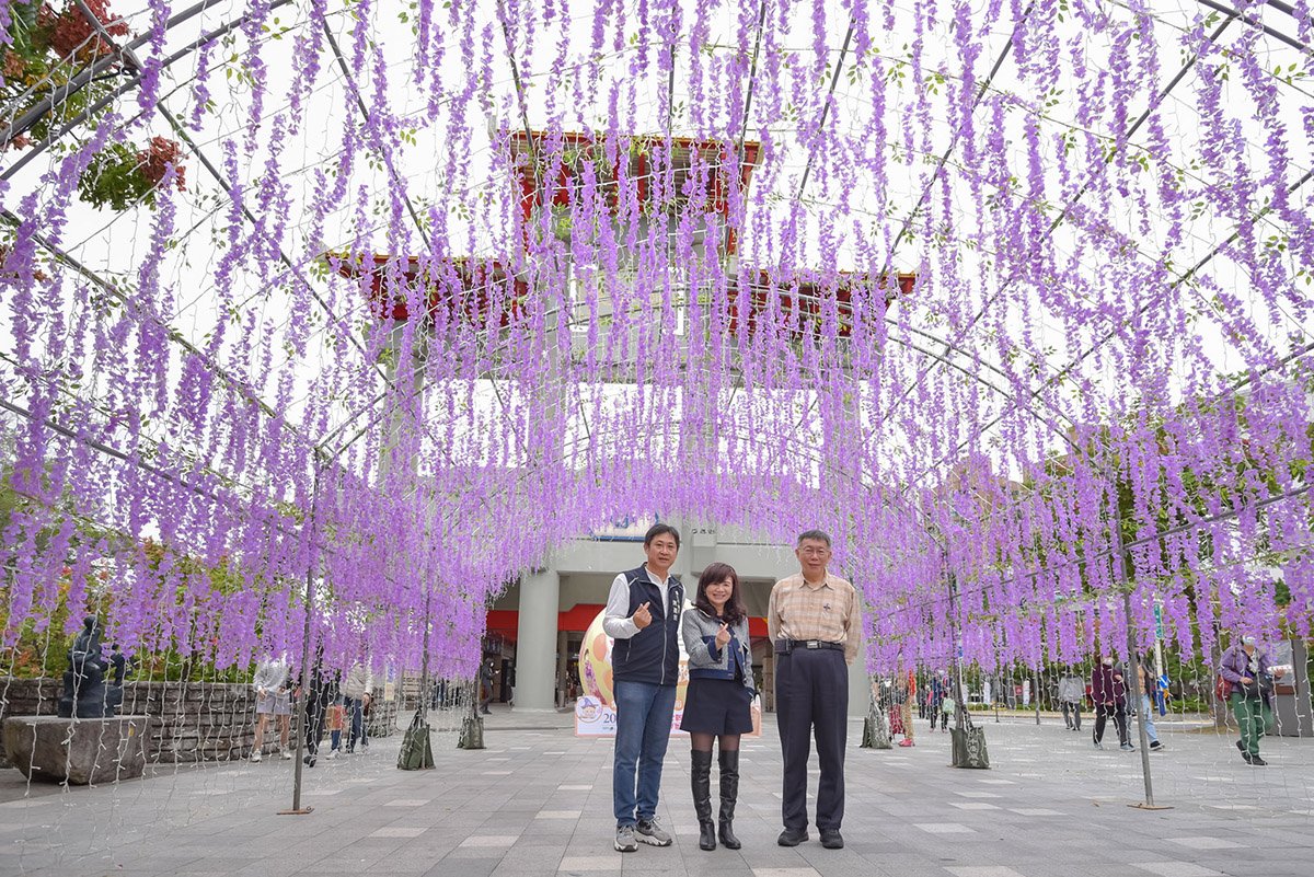 新北投捷運燈廊白天為紫色花海，提供民眾拍照打卡點