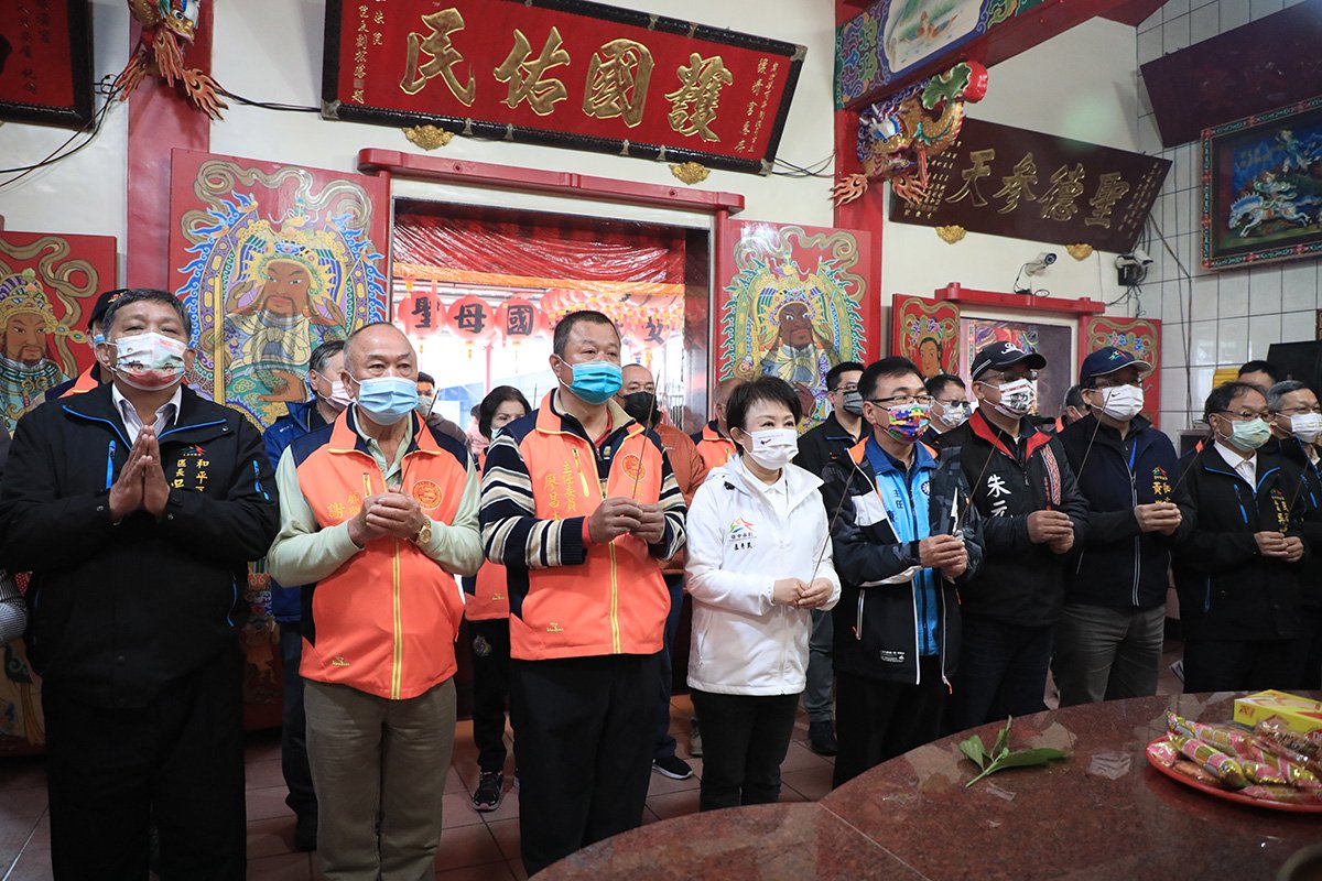 環山部落南湖溪吊橋明年動工 盧秀燕:居民、貨物通行更安全 6 盧市長今日前往視察環山部落南溪湖新建吊橋途中 也到當地信仰中心 環清宮 參拜
