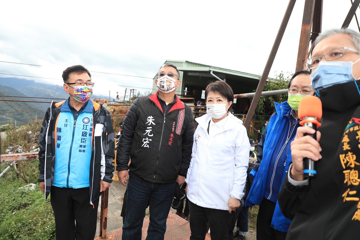 環山部落南湖溪吊橋明年動工 盧秀燕:居民、貨物通行更安全 3 盧市長視察環山部落南溪湖新建吊橋