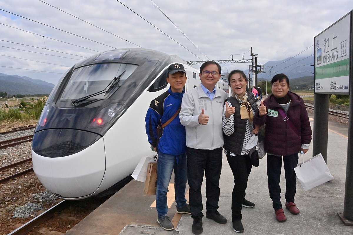 劉櫂豪邀鄉親參與 提供52名鄉親免費搭乘台東-台北 3 211217 1