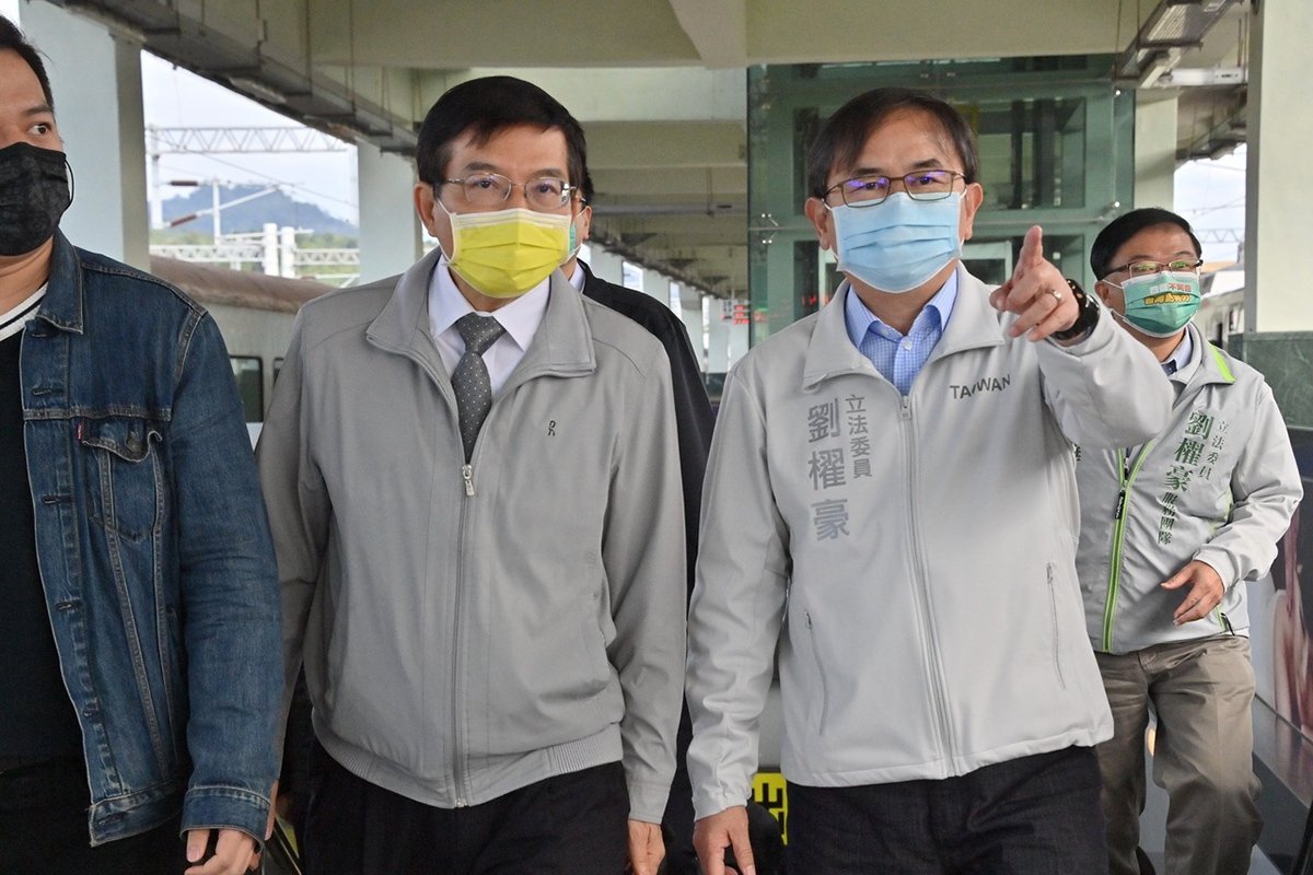 劉櫂豪邀鄉親參與 提供52名鄉親免費搭乘台東-台北 2 211217 2