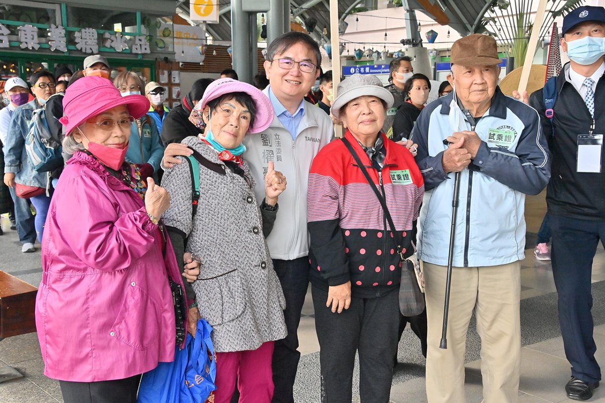 劉櫂豪邀鄉親參與 提供52名鄉親免費搭乘台東-台北 1 211217 3