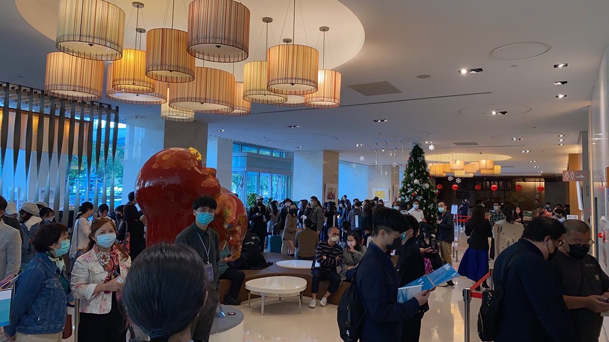 ART TAICHUNG 2021 台中藝術博覽會排隊人潮.jpg