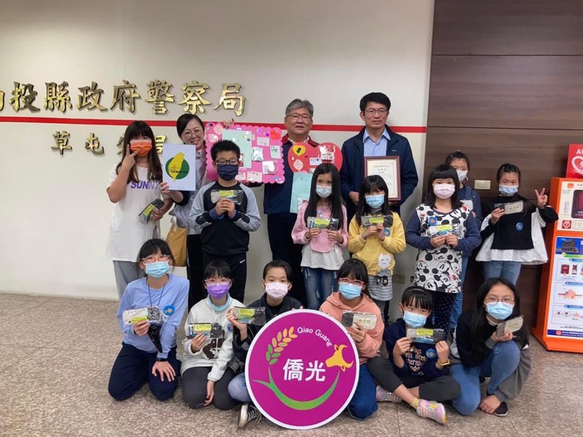 僑光國小師生至草屯分局奉茶 感謝員警為防疫付出 3 S 12632070