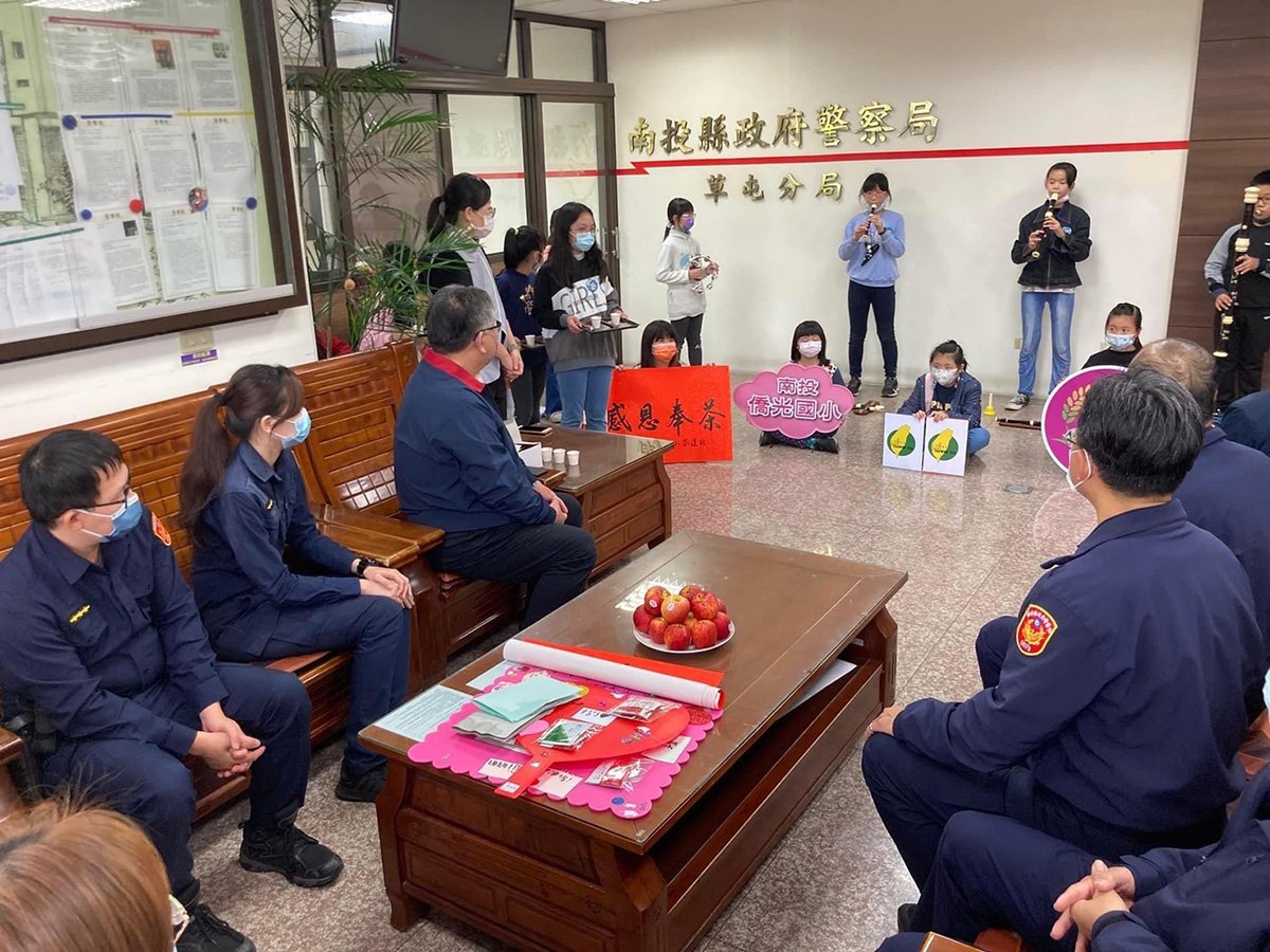 僑光國小師生至草屯分局奉茶 感謝員警為防疫付出 2 S 12632073