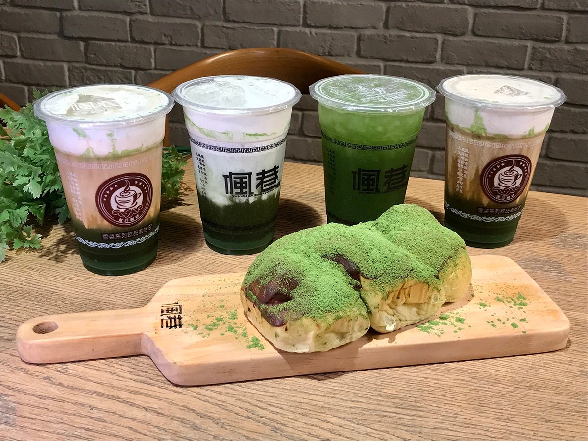 位於彰化北斗的「偑巷咖啡」，就以彰化北斗的農特產–香菜推出全台首創的「香菜拿鐵咖啡」與「香菜歐雷」