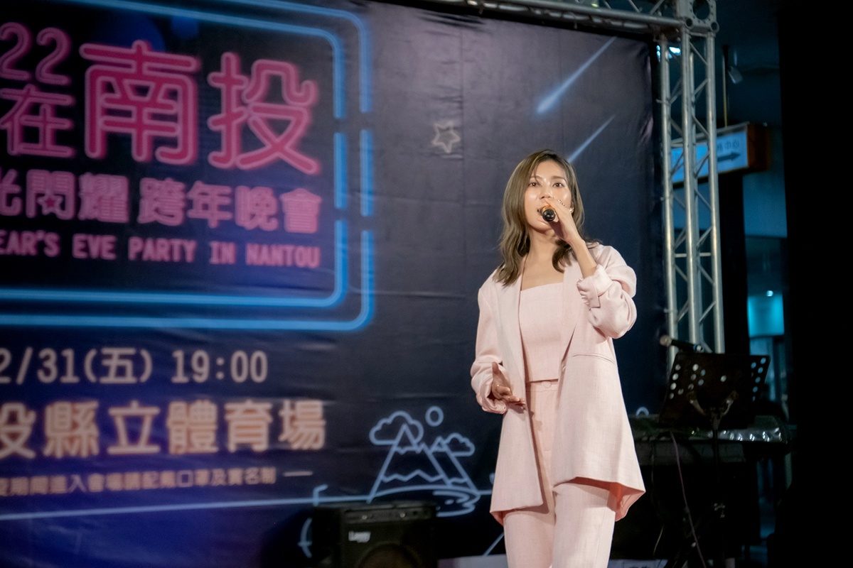 跨年壓軸女神蔡黃汝在記者會中率先演唱「迷人的危險」