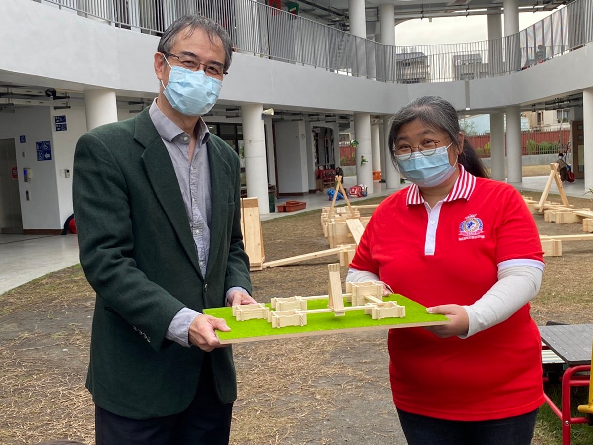 嶺東科大陳仁龍副校長以「嶺東木樂創建組」遊具模型代表致贈給豐樂非營利幼兒園