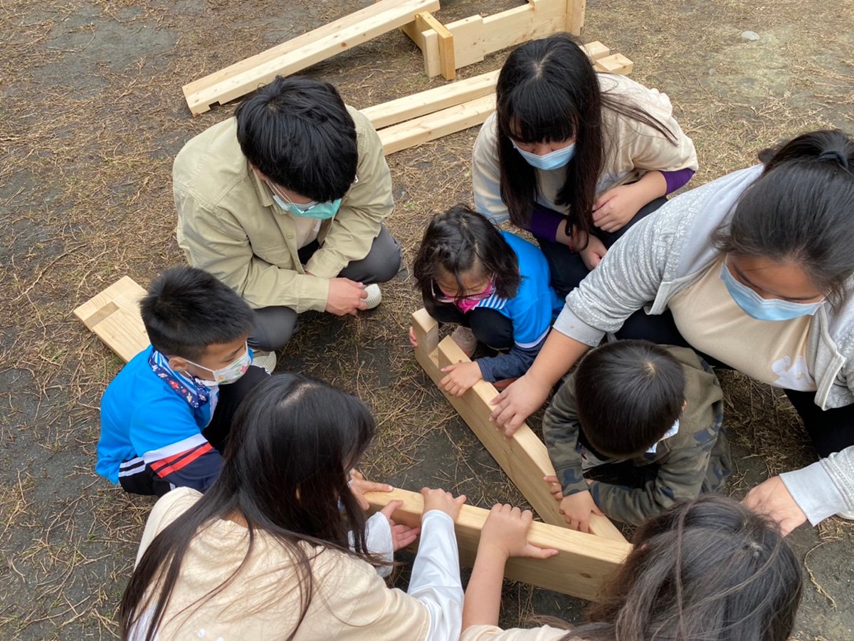 幼保系學生帶領幼童組裝遊具