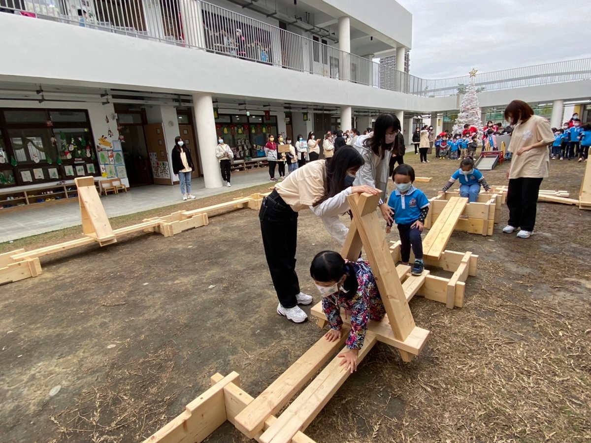 藉由「嶺東木樂創建組」遊具可鍛鍊幼兒肢體協調性及平衡感等