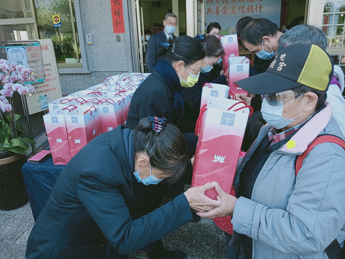 圖五 慈濟人將祝福禮恭敬送給每戶弱勢家庭 攝影許昆龍IMG20220115095435