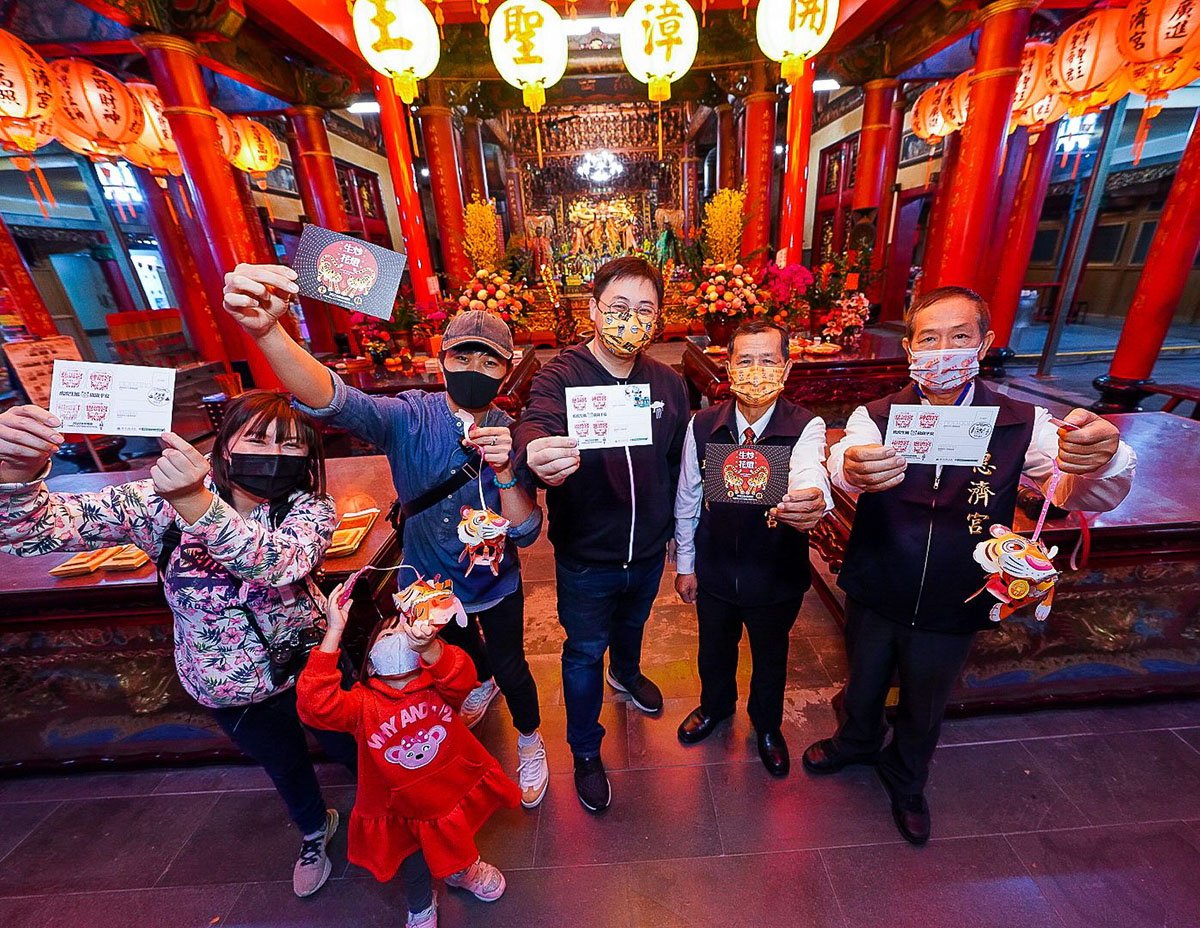 2022台北燈節網紅搭式遊宮廟 超Q「寄福明信片」送給你