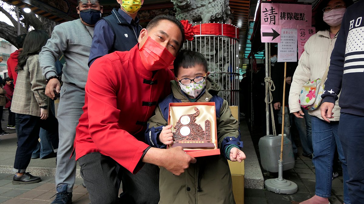 松竹福德廟初一發錢母 吸引民眾漏夜等候 1 台中市三分埔松竹福德廟農曆春節初一早上9點開始發放錢母,天還沒亮就吸引了許多民眾前來排隊。