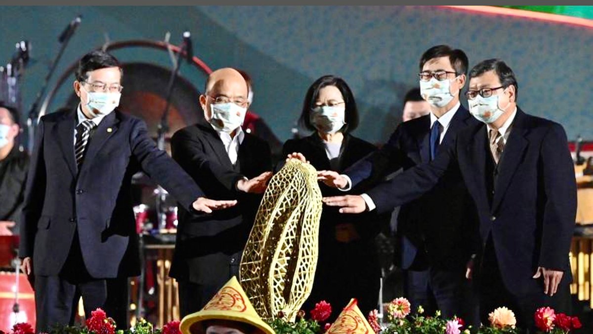 晚間近8點，蔡總統、蘇貞昌院長、陳其邁等人陸續就位，在擊鼓鳴鑼聲中，一齊按下主燈啟動按鈕，正式點亮「鳳彩飛舞」。圖：