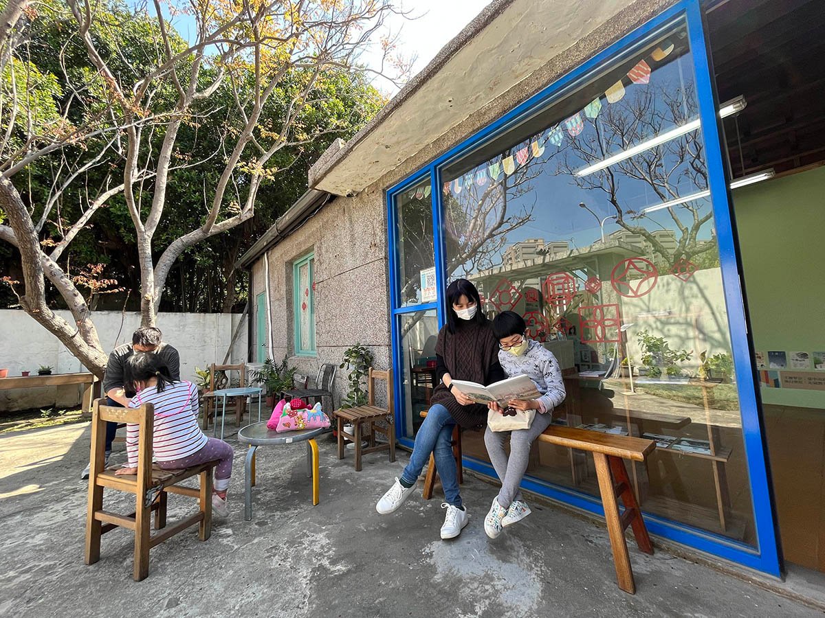 民眾全家在清水眷村閱讀《清水眷村‧方寸之間》專書，更了解眷村歷史和原眷戶的生命故事