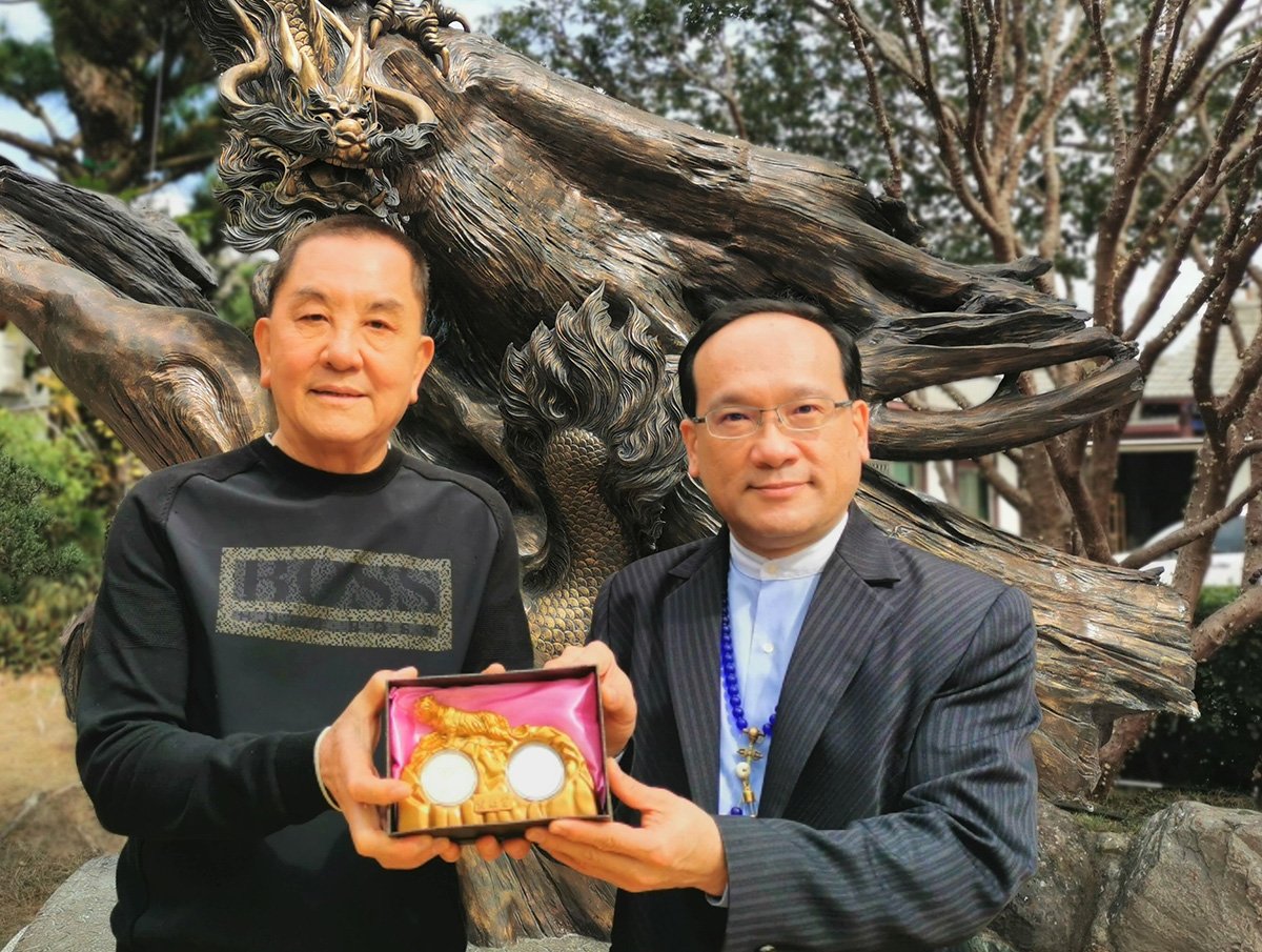 「舊錢母」亂丟會破財! 1 名門易理楊登嵙教授與竹山鎮紫南宮主委莊秋安手持2022年虎年錢母套幣。