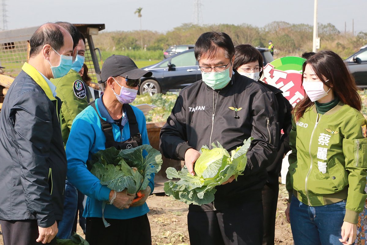 號召用行動挺菜農 黃偉哲邀企業團體認購高麗菜做公益 2 市長體恤農民辛苦發起用行動挺菜農認購活動