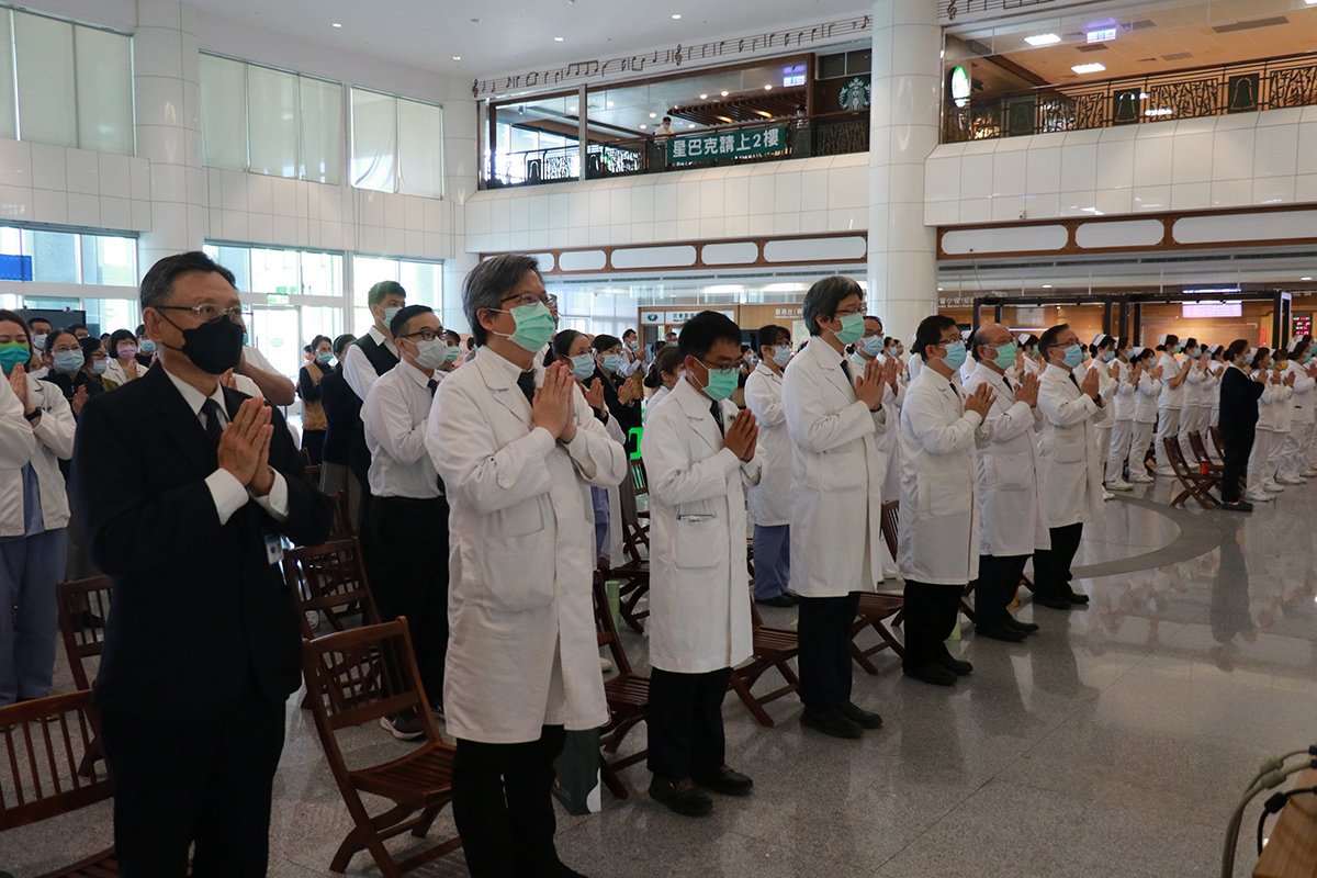 臺中慈濟醫院募心救苦難 送愛烏克蘭 1 逾百位同仁及志工虔誠為烏克蘭難民祈禱,盼戰爭早日平息。