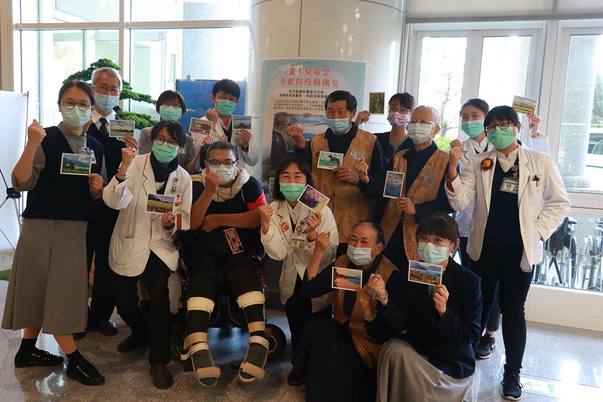 口足畫家江永旭畫卡感恩募愛 奉獻防疫與傷友 2 臺中慈濟醫院社服室協助推動江永旭發心獻愛,慈濟基金會同仁與醫療志工也共襄盛舉