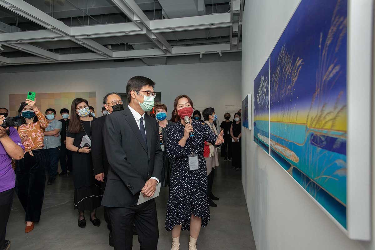 藝術家李屏宜為市長陳其邁現場導覽其於《2022高雄獎》獲獎作品〈呼吸： 風景〉。