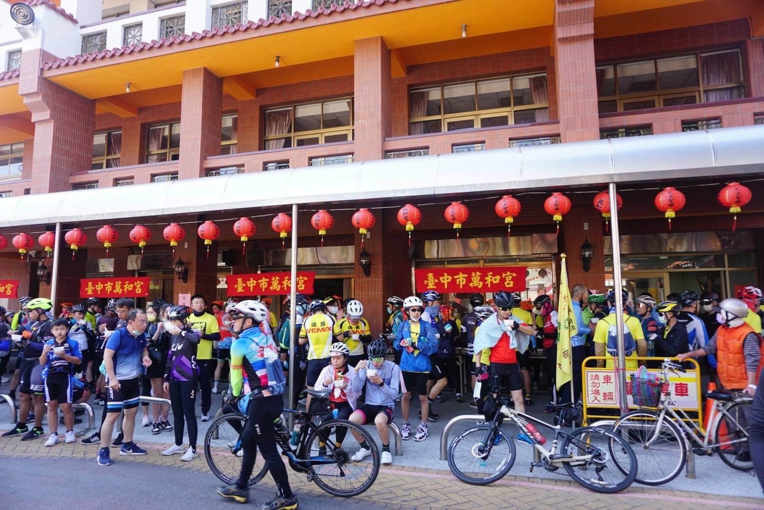 萬眾騎BIKE熱鬧非凡  萬和宮豐盛美食車友吃得津津有味