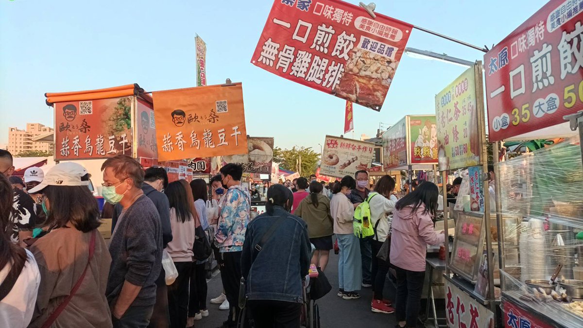 因為土地出售給建商等因素，被迫28日營業最後一天後熄燈。最後一夜夜是湧入萬人做最後巡禮。圖：宋佳景 攝