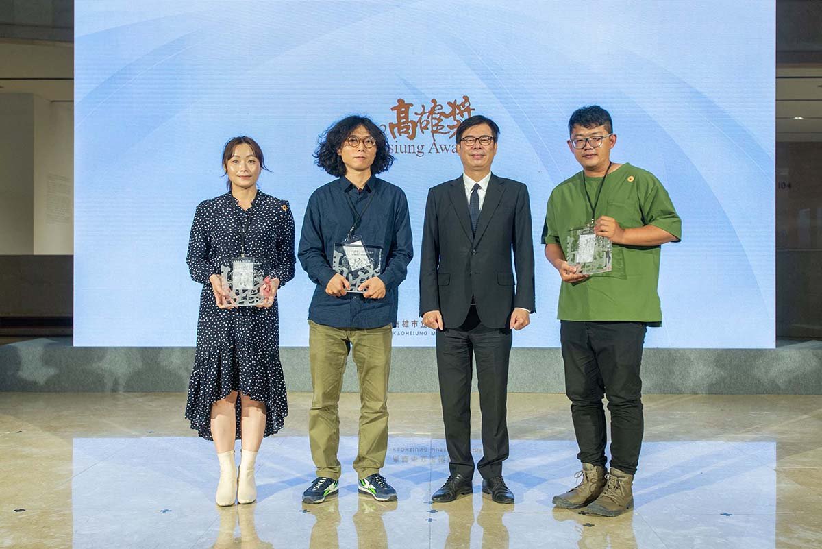  高雄市長陳其邁(右2)與本屆高雄獎得主於典禮現場合影留念，左起依序為藝術家李屏宜、李承亮和蔡咅璟