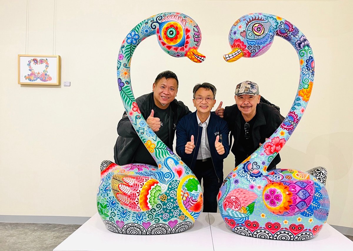 觀光新亮點「澎湖遊客中心」升級2.0版精彩開幕 1 國際知名藝術家洪易老師及本縣藝術達人等前來設展。圖:洪易 提供