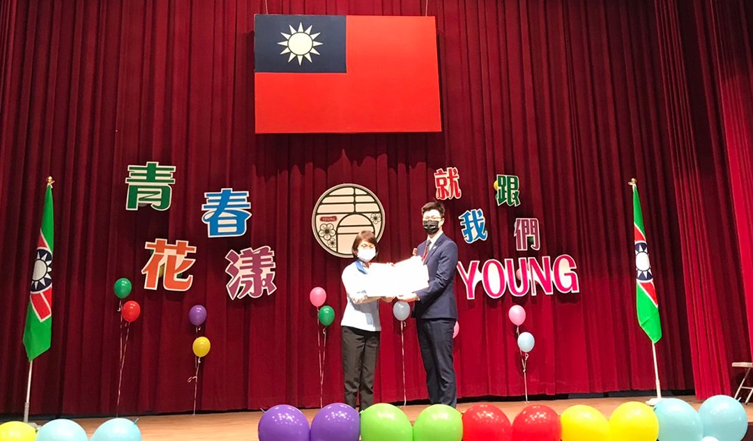 人權大使莊凱仲榮獲優秀青年獎 高雄空大與有榮焉 2 S 4907174
