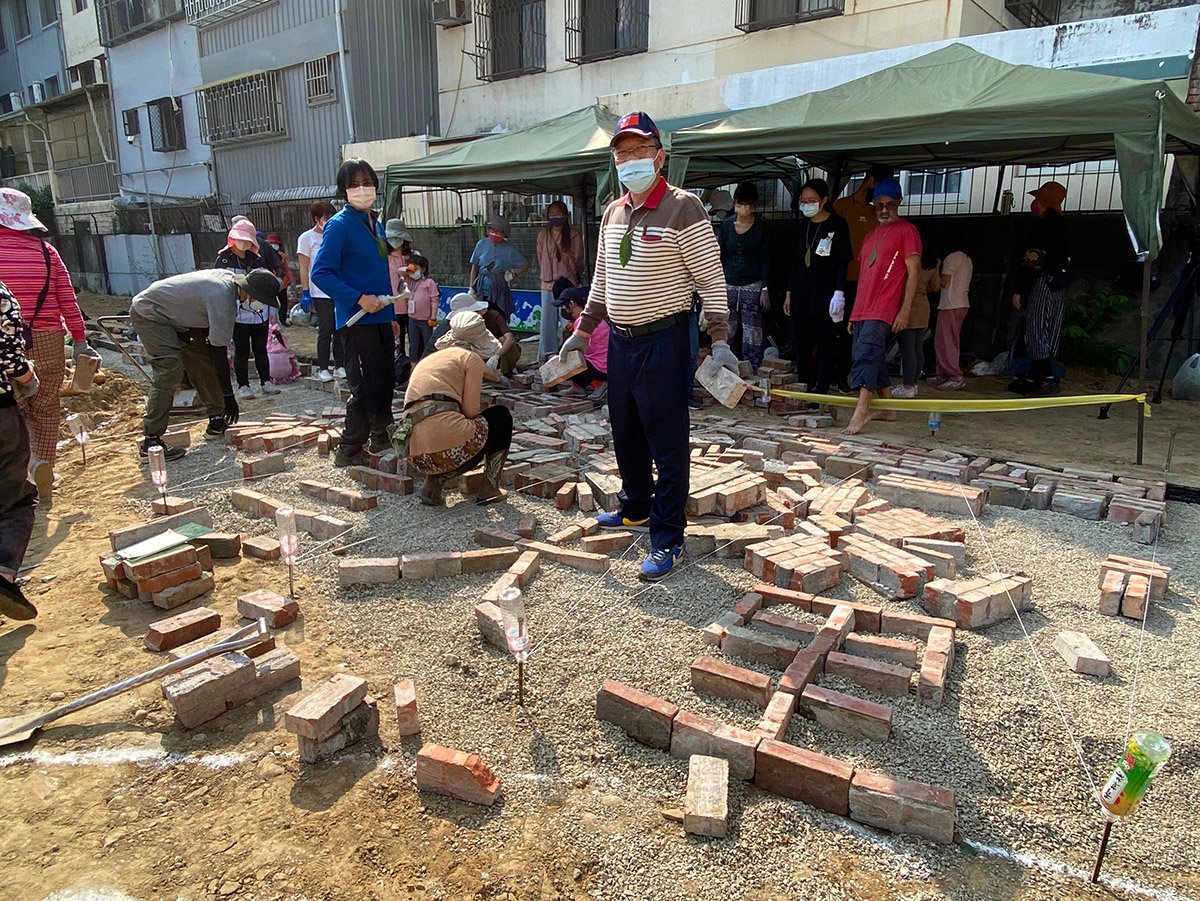 回憶始於足下 台中荔枝老樹公園老舊圍牆變身地坪鋪面 3 保留既有圍牆拆除後的紅磚材料 再利用成為園區地坪鋪面 居民共同親身實作留下美好回憶