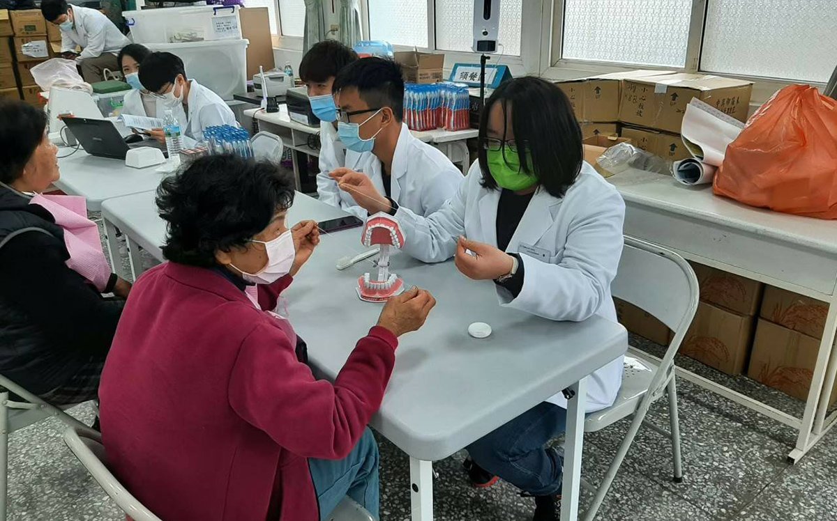 中國醫藥大學學生口腔衛生教育推廣服務隊榮獲110年青年志工服務績優團隊青年組佳行獎 1 口腔衛生教育推廣服務