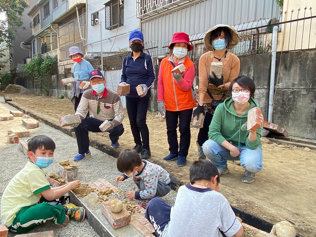 回憶始於足下 台中荔枝老樹公園老舊圍牆變身地坪鋪面 2 在地里長及居民進行 老舊紅磚再利用鋪設 改善工程