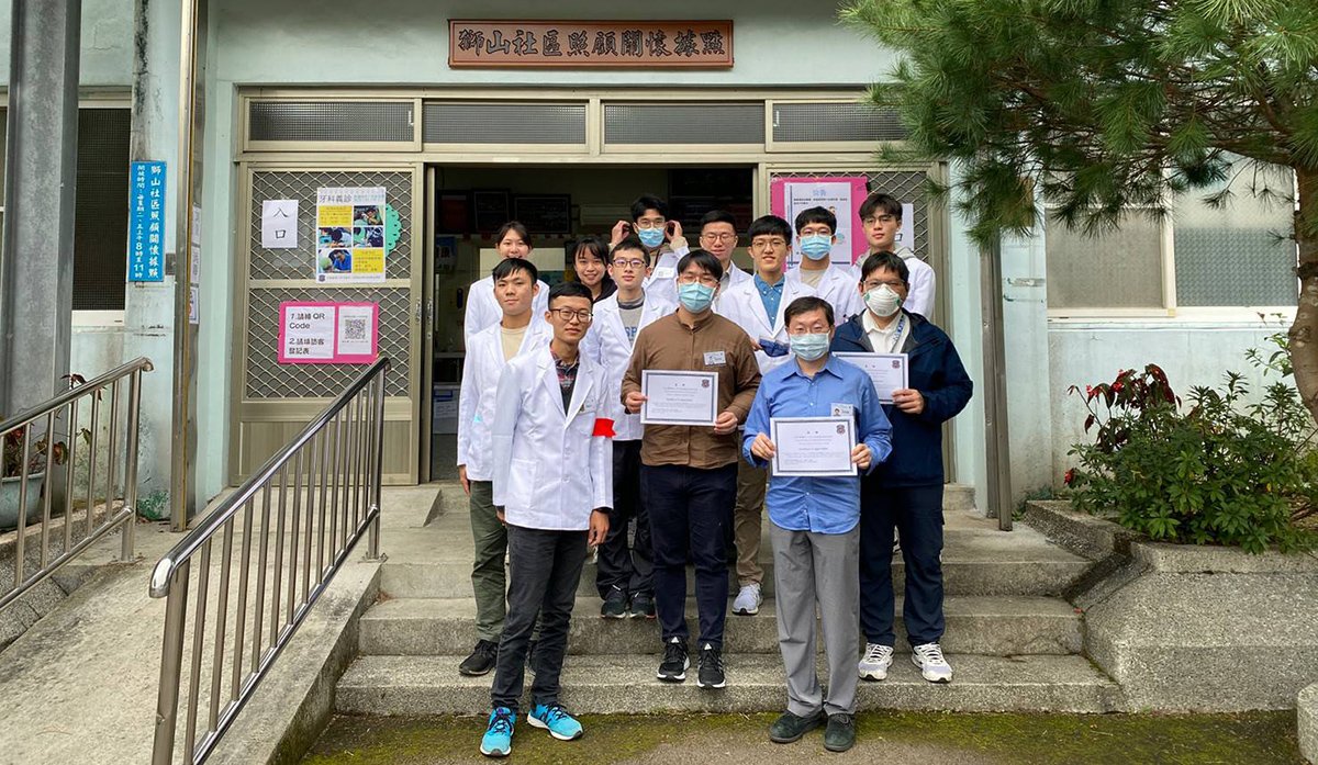 中國醫藥大學學生口腔衛生教育推廣服務隊榮獲110年青年志工服務績優團隊青年組佳行獎 2 在獅山社區照顧關懷據點合影