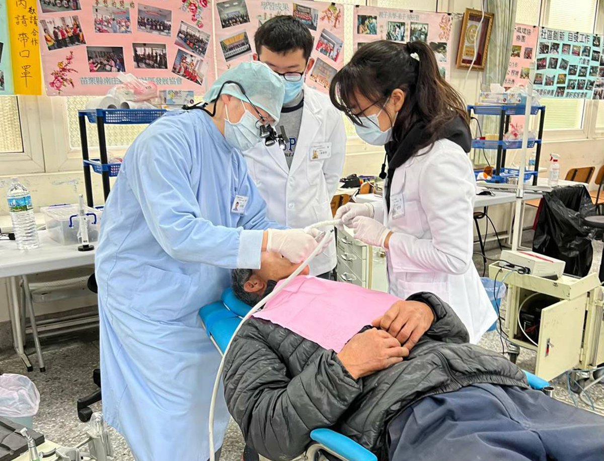 中國醫藥大學學生口腔衛生教育推廣服務隊榮獲110年青年志工服務績優團隊青年組佳行獎 3 牙科義診服務