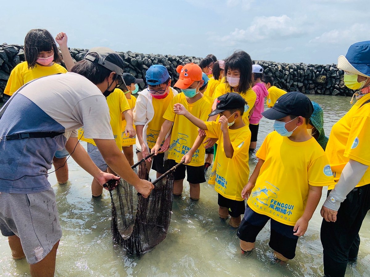 澎湖石滬歷史悠久，先民利用海水漲退潮及魚群洄游的特性，在潮間帶建造石滬捕魚，是澎湖古老的捕魚文化