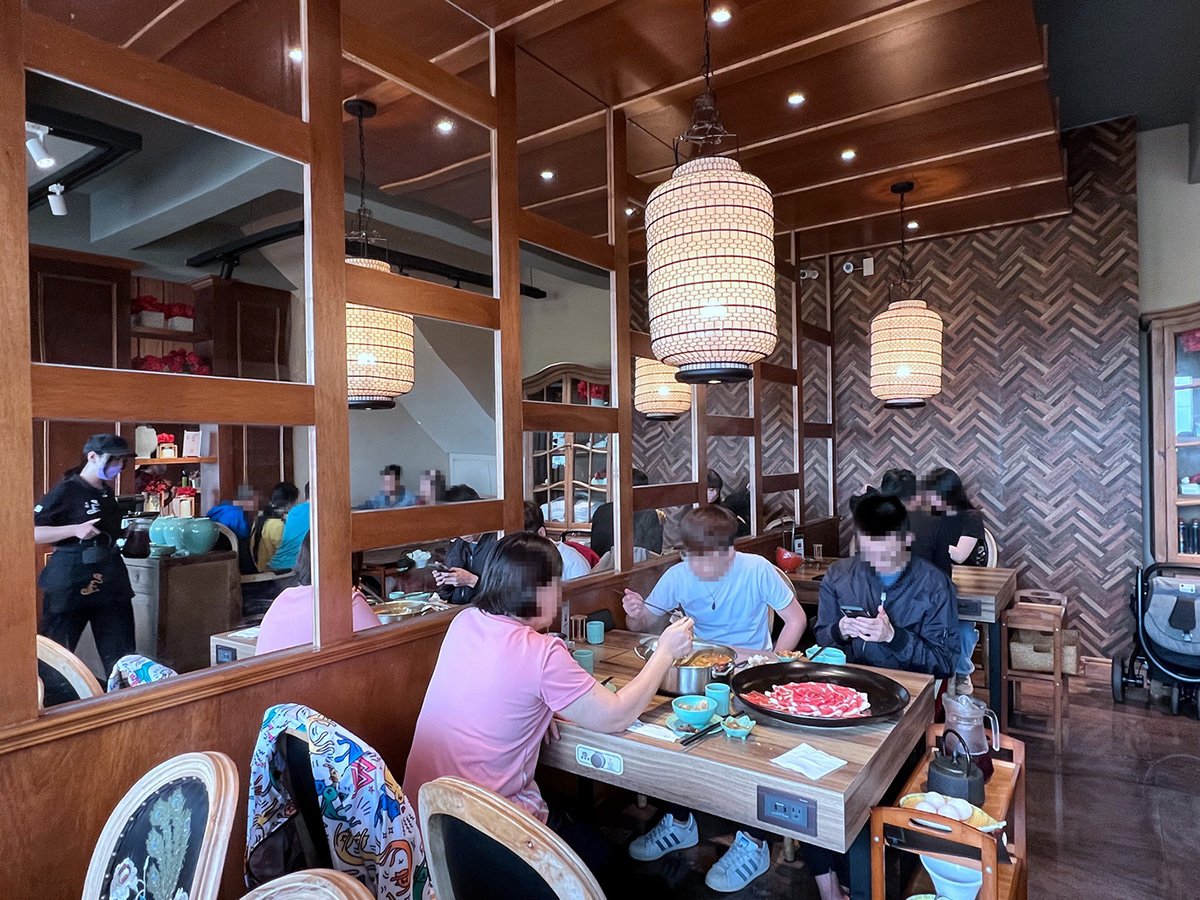 澎湖「巴適麻辣鍋」優惠吃到飽 週年慶加購價大海蝦吃到飽 3 店內的裝潢非常華麗,是很典型的東方古典奢華風