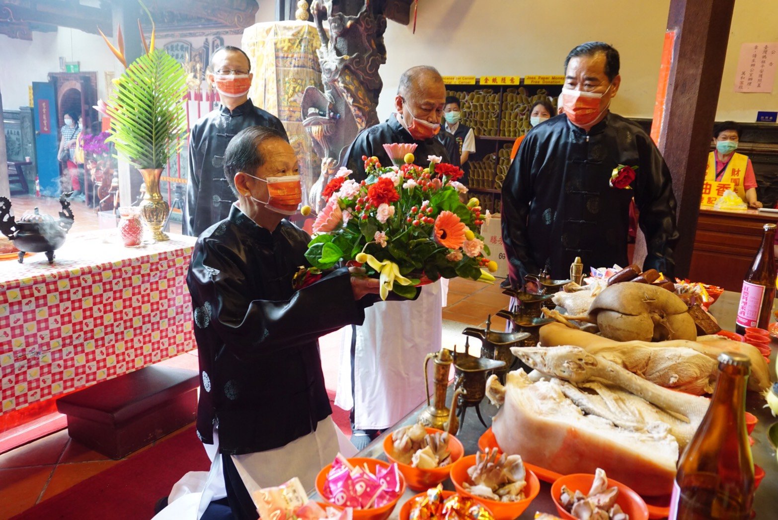 去年萬和宮恭祝媽祖聖誕三獻禮祭典，由蕭董事長主祭。