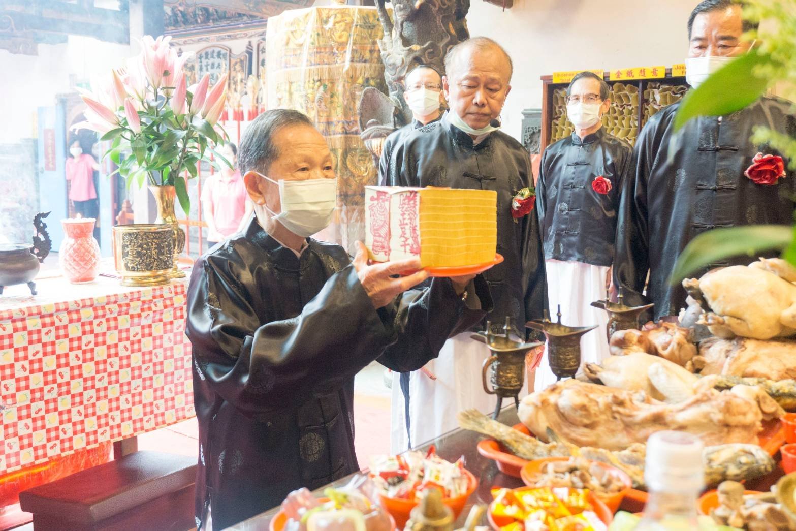 恭祝媽祖聖誕三獻禮祭典，由萬和宮蕭董事長主祭。