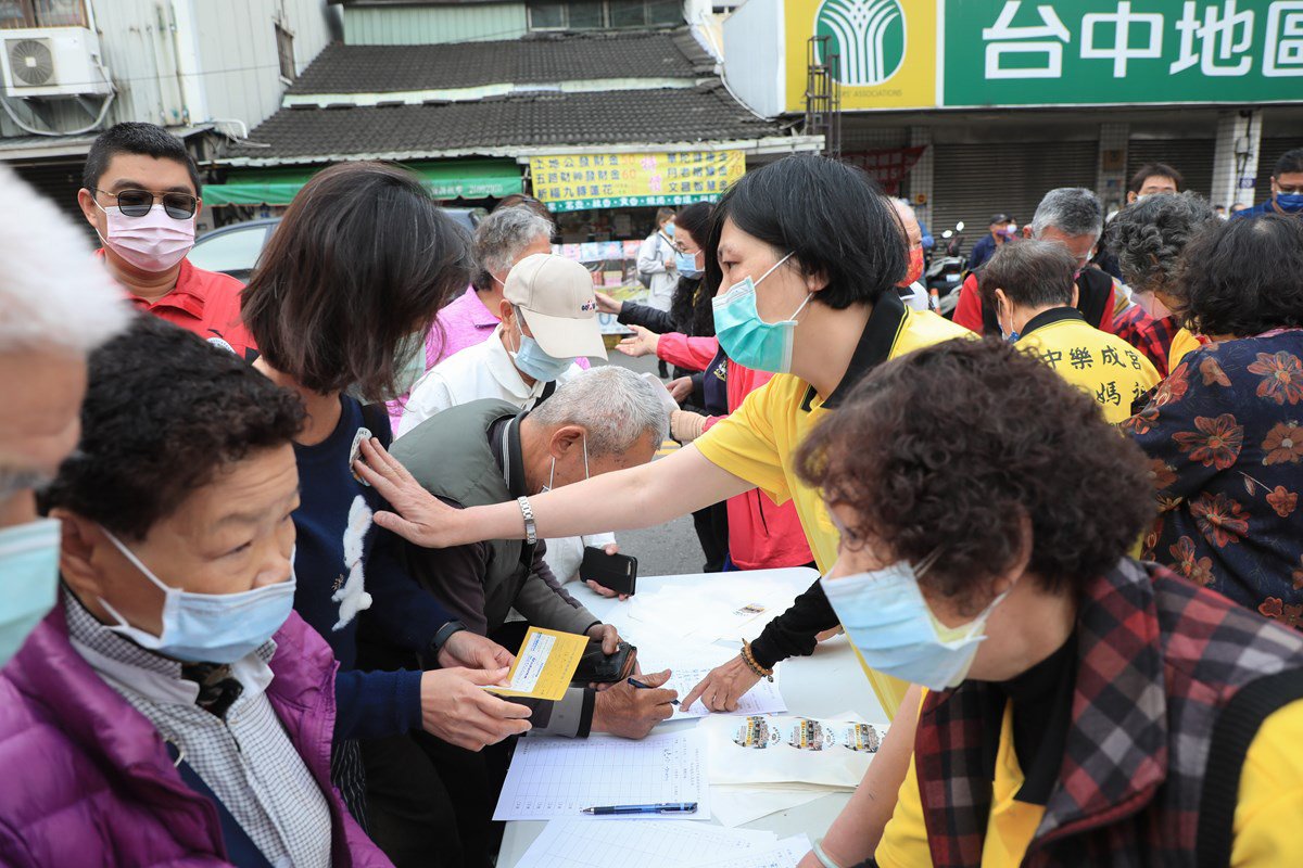 台中樂成宮「旱溪媽祖」1日起駕 盧秀燕:做好防疫平安繞境 2 樂成宮團隊落實繞境防疫工作-不但配置防疫宣導員-確認完成3劑接種者後發給識別貼紙